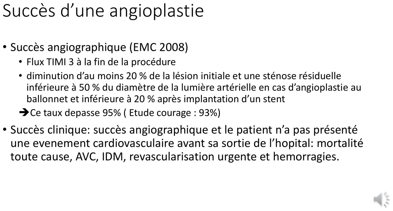 Planche de cours opposant deux définitions. Le succès angiographique est défini par un flux TIMI 3 en fin de procédure, une réduction d'au moins 20 % de la lésion initiale, et une sténose résiduelle inférieure à 50 % du diamètre après dilatation au ballon ou inférieure à 20 % après implantation d'une endoprothèse ; il est précisé que ce taux dépasse 95 %, l'essai COURAGE rapportant 93 %. Le succès clinique y ajoute l'absence, avant la sortie de l'hôpital, de décès de toute cause, d'accident vasculaire cérébral, d'infarctus, de revascularisation en urgence et d'hémorragie.