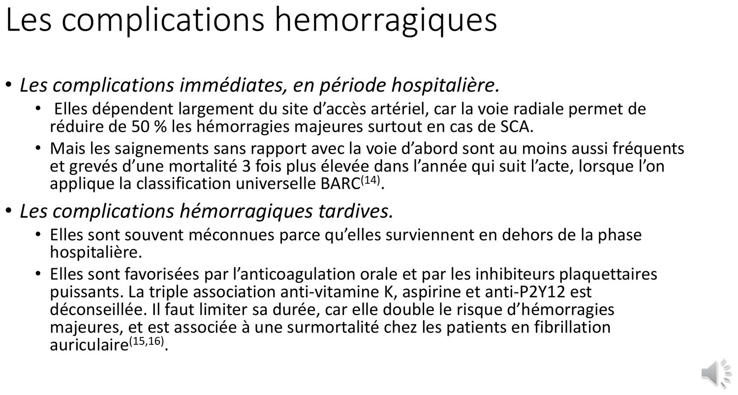 Planche divisée en deux parties. Les complications immédiates, hospitalières, dépendent largement du site d'accès artériel, la voie radiale réduisant de moitié les hémorragies majeures surtout en syndrome coronaire aigu ; il est précisé que les saignements sans rapport avec la voie d'abord sont au moins aussi fréquents et grevés d'une mortalité trois fois plus élevée dans l'année. Les complications tardives, souvent méconnues car survenant après la sortie, sont favorisées par l'anticoagulation orale et les inhibiteurs plaquettaires puissants, la triple association doublant le risque d'hémorragie majeure.
