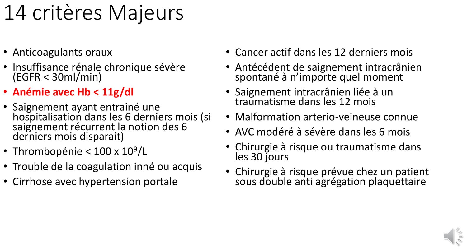 Planche listant en deux colonnes les quatorze critères majeurs du consensus sur le haut risque hémorragique : anticoagulation orale, insuffisance rénale chronique sévère sous 30 mL/min, anémie sous 11 g/dL, saignement ayant entraîné une hospitalisation dans les six mois, thrombopénie sous 100 × 10⁹/L, trouble de la coagulation, cirrhose avec hypertension portale, cancer actif dans les douze mois, antécédent d'hémorragie intracrânienne spontanée, hémorragie intracrânienne traumatique dans les douze mois, malformation artérioveineuse, accident vasculaire cérébral modéré à sévère dans les six mois, chirurgie ou traumatisme à risque dans les trente jours, et chirurgie à risque prévue sous double antiagrégation.