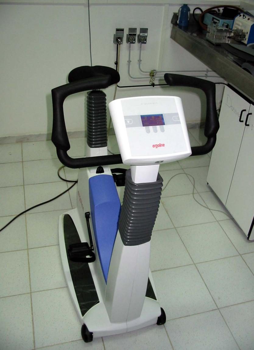 Figure 4 — Cycloergomètre à freinage électromagnétique, ergomètre privilégié dans l'insuffisance cardiaque : il quantifie directement la puissance développée en watts et préserve la qualité du tracé ECG et de la mesure tensionnelle.